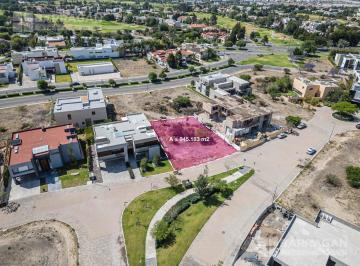 Terreno / Lote · 845m² · Terreno Residencial en Venta con Vista a Área Verde en El Campanario