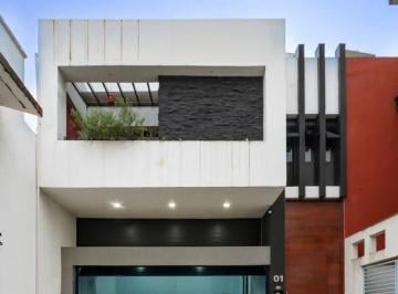Casa · 231m² · 2 Recámaras · 2 Estacionamientos · Casa Remodelada en Venta en Xalapa I C. Rivadavia #1
