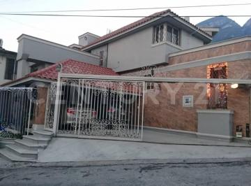 Casa · 380m² · 3 Recámaras · 3 Estacionamientos · Casa en Venta en Col. Cumbres 5 Sector en Monterrey