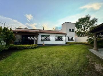 Casa · 628m² · 4 Recámaras · 4 Estacionamientos · Casa en Renta en Jurica