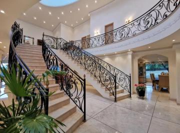 Casa · 750m² · 4 Recámaras · 6 Estacionamientos · Casa en Venta en Fuentes de Las Lomas