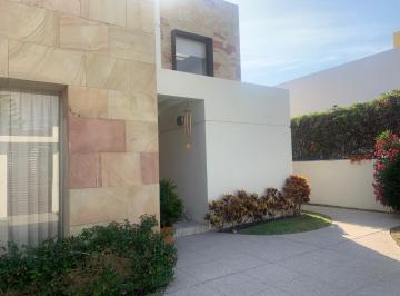 FACHADA · Casa en Venta en Juriquilla con Recamara Principal en Planta Baja