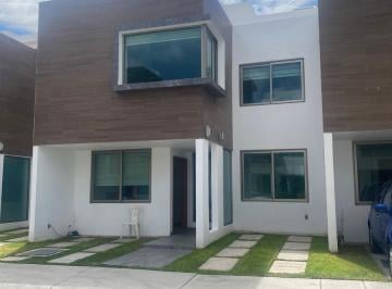 Casa · 200m² · 4 Recámaras · 2 Estacionamientos · Casa en Barrio La Loma