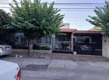 Casa · 285m² · 6 Recámaras · 2 Estacionamientos · Casa Amplia en Venta