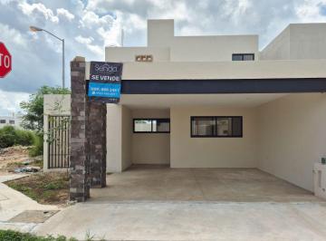 Casa de 3 habitaciones, Mérida · Casa en Venta en Gran San Pedro Cholul con Habitación en Planta Baja y Alberca