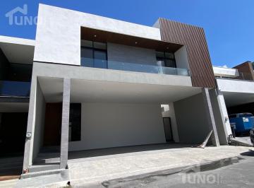 Casa · 356m² · 3 Recámaras · 3 Estacionamientos · Casa en Venta en Laderas, Carretera Nacional Monterrey, N. L.