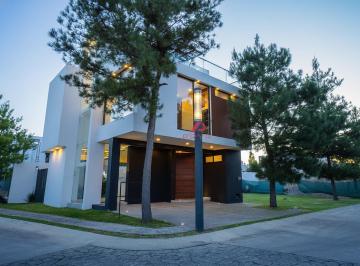 Casa en condominio de 3 habitaciones, Zapopan · Casa en Venta en Solares Zapopan con Ingeniería Sísmica y Acabados de Lujo.*
