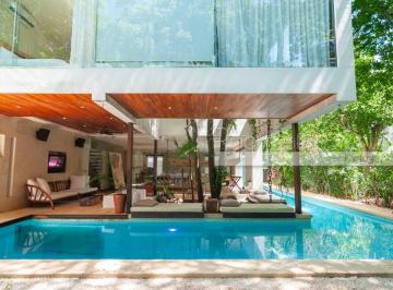 Casa · 786m² · 6 Recámaras · 5 Estacionamientos · Amplia Casa de Lujo en Venta en Playacar Fase 2