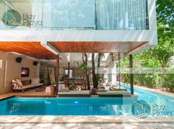 Casa · 786m² · 6 Recámaras · 5 Estacionamientos · Amplia Casa de Lujo en Venta en Playacar Fase 2