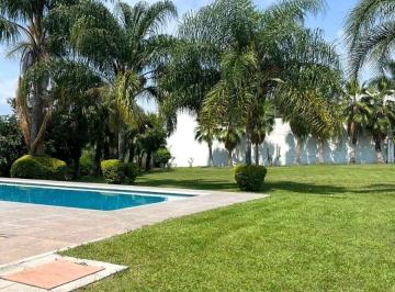 Espacio amplio dentro de Fracc. El Tezcal, ambiente relajado para familias y ami · Tu Fin de Semana Perfecto en Cocoyoc Casa con Alberca y Palapa Privada