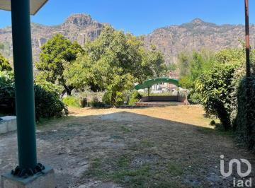 Casa · 650m² · 3 Recámaras · 6 Estacionamientos · Casa a Media Cuadra del Centro de Tepoztlán en Venta, con Vistas a Las Montañas.