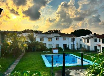 Casa · 105m² · 3 Recámaras · 1 Estacionamiento · Casa con Alberca en Geovillas Los Pinos, Veracruz