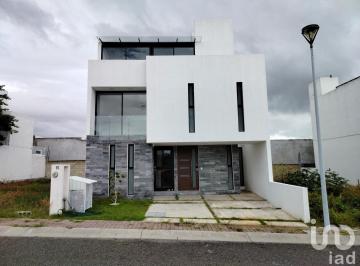 Casa · 261m² · 4 Recámaras · 2 Estacionamientos · Casa en Venta en San Isidro Juriquilla