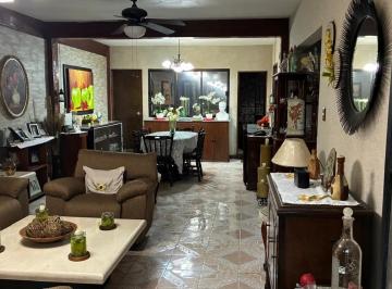 Casa · 240m² · 5 Recámaras · 1 Estacionamiento · Casa en Venta 5 Recamaras, Héroes de Churubusco