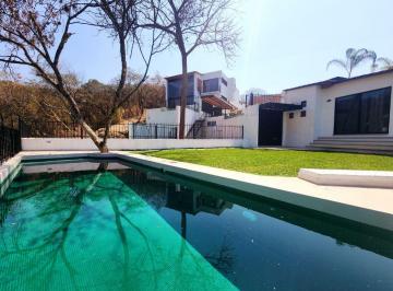 Casa de 4 habitaciones, Ixtapan de la Sal · Tulipanes V Residencia de un Nivel, con Diseño a Doble Altura, Nueva, Amueblada, Alberca y Jardín.
