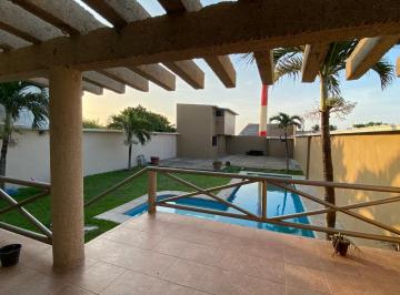 Casa de 3 habitaciones, Coatzacoalcos · Venta de Centrica Residencia con Alberca con Terreno de 500 m²