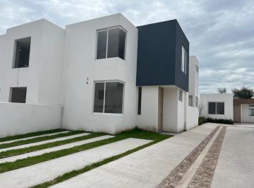 Casa · 117m² · 3 Recámaras · 2 Estacionamientos · Venta Casa en Residencial Zarzales en Esquina Al Norte de La Ciudad