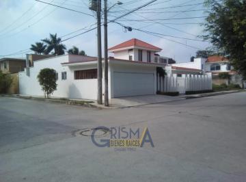 Casa · 350m² · 3 Recámaras · 2 Estacionamientos · Casa en Venta en Zona Residencial Colonia Jardines de Tuxpan