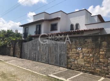 Casa · 365m² · 4 Recámaras · 3 Estacionamientos · Preciosa Casa en Venta o Renta Estilo Mexicano en Col. Jardines de Tuxpan