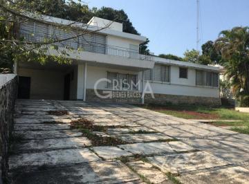 Casa · 340m² · 4 Recámaras · 5 Estacionamientos · Amplia Casa en Venta en Fraccionamiento Jardines