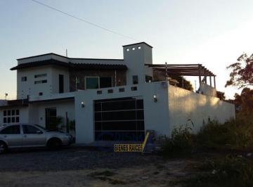 Casa · 384m² · 4 Recámaras · 5 Estacionamientos · Excepcional Casa con Alberca y Paneles Solares en Renta o Venta en Col. Jardines