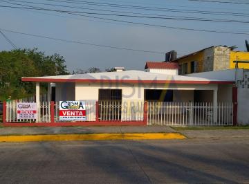Casa · 250m² · 4 Recámaras · 2 Estacionamientos · Confortable Casa en Renta o Venta en La Calzada en Tuxpan