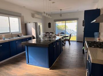 Casa · 207m² · 3 Recámaras · 2 Estacionamientos · Casa en Venta en Col. Jardines