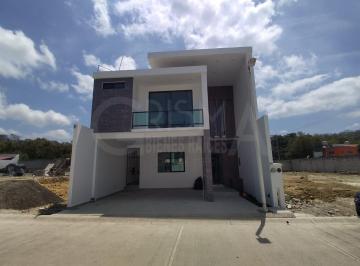 Casa · 240m² · 3 Recámaras · 2 Estacionamientos · Casa en Venta en Fraccionamiento La Herradura