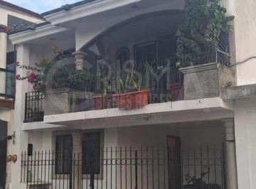 Casa · 240m² · 3 Recámaras · 1 Estacionamiento · Casa en Venta en Infonavit Tenechaco