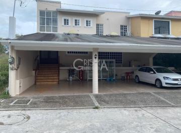 Casa · 300m² · 4 Recámaras · 2 Estacionamientos · Casa Amplia Semiamueblada en Renta en Col. Jardines de Tuxpan
