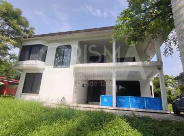 Casa · 620m² · 5 Recámaras · 3 Estacionamientos · Casa en Venta con Amplio Terreno en Camino a Juana Moza