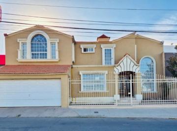 Casa · 3 Recámaras · 3 Estacionamientos · Casa en Renta en Calle Mirador