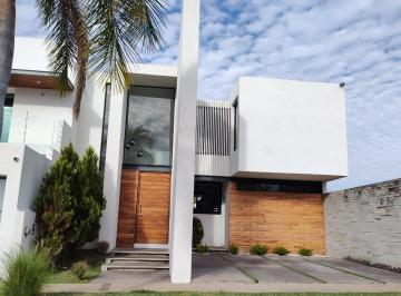 Casa · 280m² · 3 Recámaras · 2 Estacionamientos · Casa en Renta