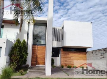 Casa · 300m² · 3 Recámaras · 2 Estacionamientos · Casa en Renta