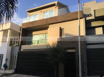 Casa · 399m² · 3 Recámaras · 2 Estacionamientos · Casa en Venta en Monterrey