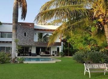 Casa · 1200m² · 3 Recámaras · 4 Estacionamientos · Residencia con Vista Al Green en La Ceiba Club de Golf