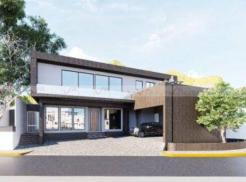 Casa · 680m² · 4 Recámaras · 3 Estacionamientos · Casa en Venta en Monterrey