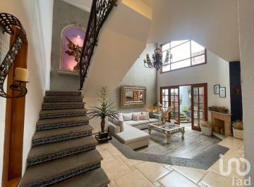 Casa · 240m² · 3 Recámaras · 3 Estacionamientos · Casa en Venta en Colonia Chapalita, Guadalajara