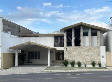 Casa · 481m² · 3 Recámaras · 5 Estacionamientos · Casa en Venta en San Pedro Garza García