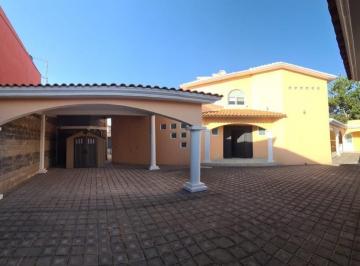 Casa · 450m² · 3 Recámaras · Casa en Metepec