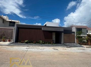 Casa · 406m² · 3 Recámaras · 3 Estacionamientos · Casa en Fraccionamiento Petrolera Chairel