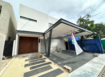 Casa · 289m² · 4 Recámaras · 2 Estacionamientos · Gran Oportunidad Vendo Casa en Via Cumbres de 4 Rec 2 Niveles Sin Cocina Ni Closets