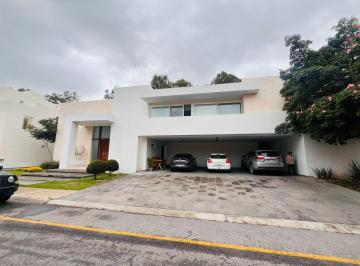 Casa · 820m² · 3 Recámaras · 4 Estacionamientos · Venta de Hermosa Casa en Paseo Campestre