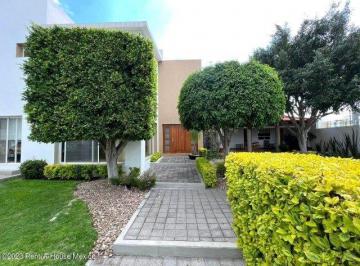 Casa de 3 habitaciones, Querétaro · Casa de Arquitecto en Venta en Juriquilla | en Esquina | Amplio Jardín | 530 m² de Terreno