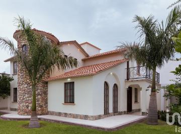 Casa · 245m² · 3 Recámaras · 3 Estacionamientos · Casa Residencial en Actopan, Col. La Floresta