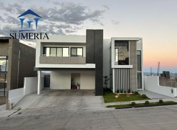 412f788a135a2c4c0e598b0517b07c0471294c2e87eb66c45b45c537f8eb1b7b · Increíble Casa en Venta en Paseo de Las Lomas, Recámara en Planta Baja, Sótano y