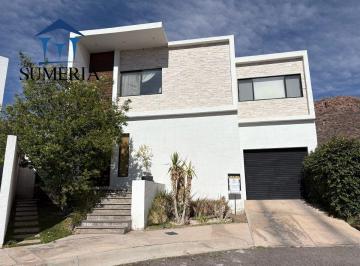 d79a50b0c6646dec3b374dbcf45794761b6ad32a9992d12e8f9b2fb6666685fb · Casa Moderna en Misión del Valle