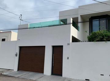Casa · 298m² · 3 Recámaras · 5 Estacionamientos · Casa en Venta en La Colonia Modelo