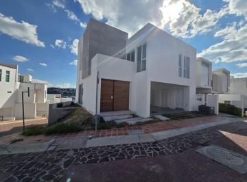 Casa · 305m² · 3 Recámaras · 2 Estacionamientos · Casa en Venta, en Corregidora, Queretaro