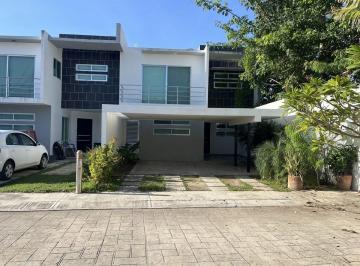 Casa de 4 habitaciones, Mérida · Casa de 291 m² con 3 Recámaras en Venta, Temozón Norte
